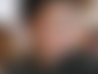 Femme très élégante en haut noir à pois avec boucles d'oreilles blanches