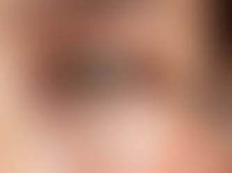 Yeux vert maquillé, pinceau appliquant fard à paupières. Teint clair, ambiance douce et lumineuse.