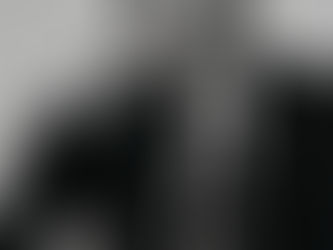 Femme en tailleur noir et chemisier blanc avec une cravate