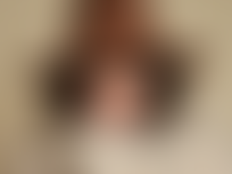 Femme portant un chapeau d'hiver marron en feutre avec une écharpe beige
