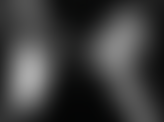 Femme en noir ajustant un col. Deux bagues visibles et une ambiance sophistiquée.