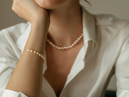 Une tenue sobre et élégante illustrant l'importance des codes vestimentaires et l'impact d'un style adapté à chaque situation