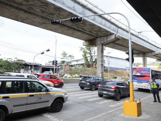 Intersecciones de alto tráfico tendrán semáforos con IA
