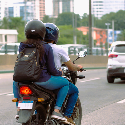 Pasajeros en motocicletas también deben cumplir normas