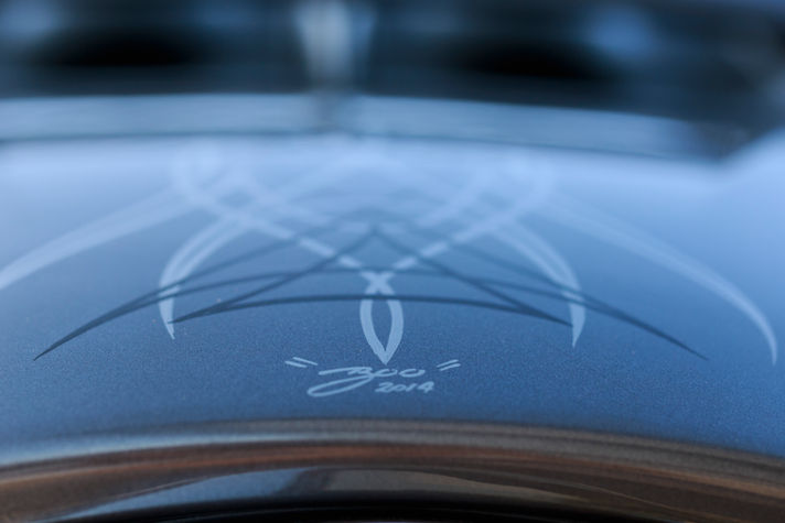 バイクのカウルに描かれたピンストライプ