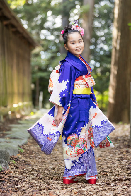 神社で振袖に笑顔な七五三