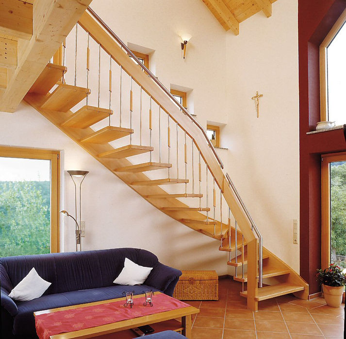 Moderne Holztreppe in Wohnraum