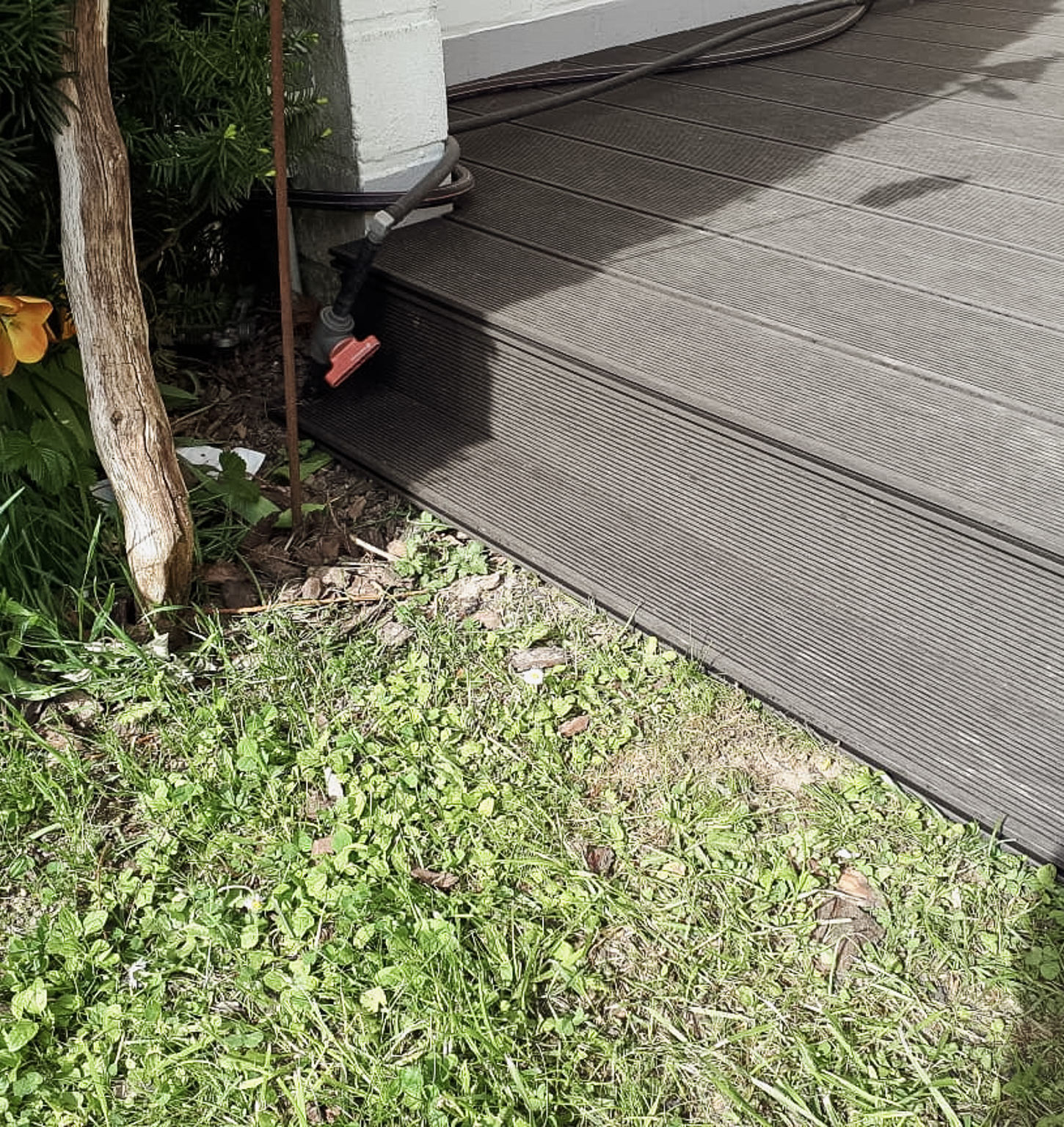 Moderne Holzterrasse im Garten