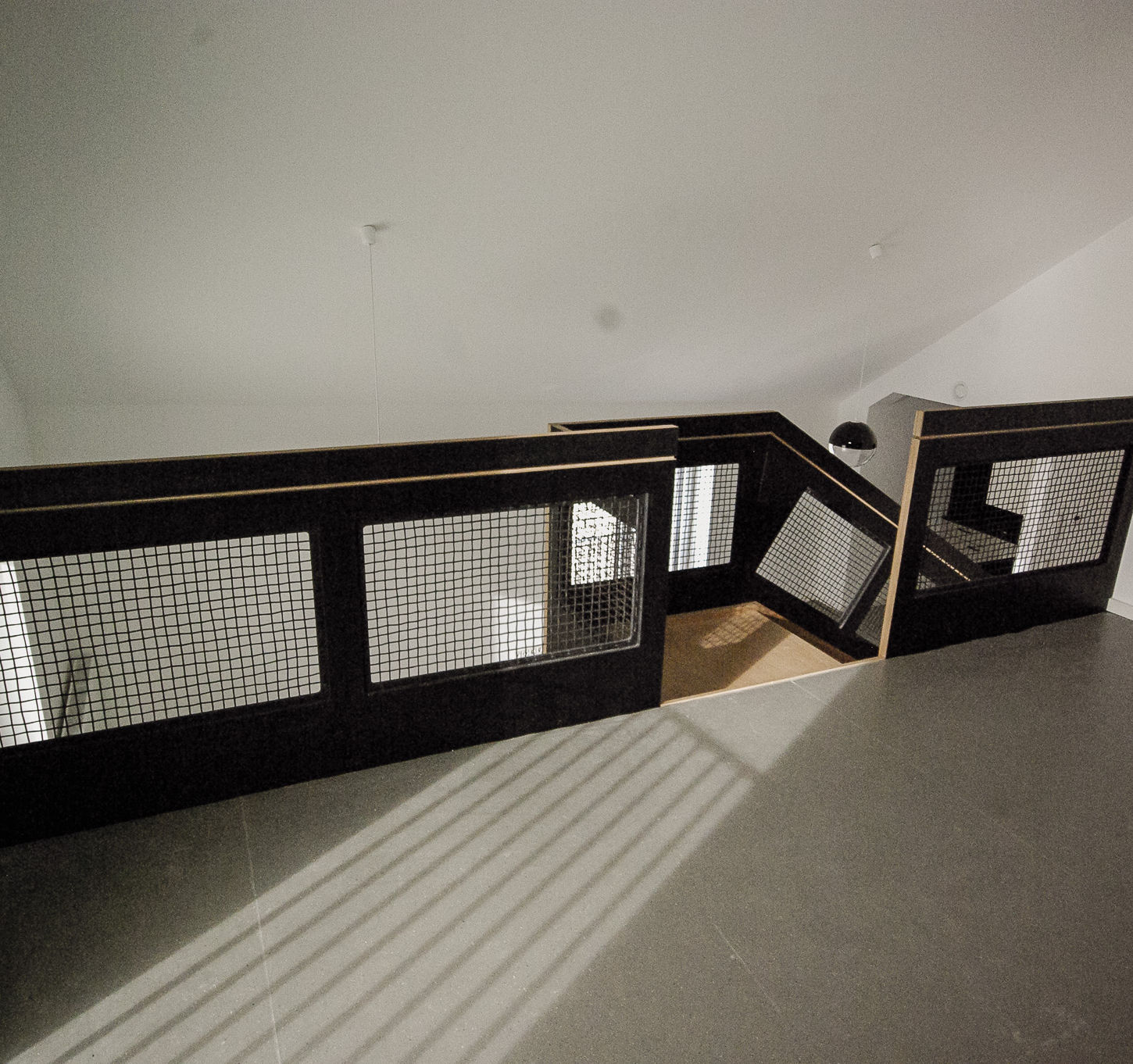 Modernes Geländer auf einer Galerie, moderne Bodenplatten