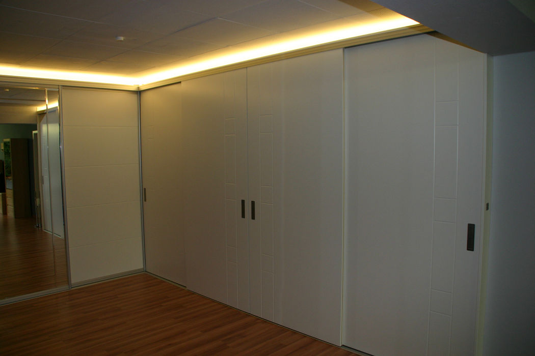 Moderne Schiebetürsysteme im Raum