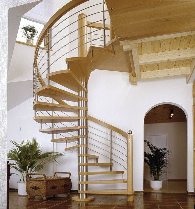 Holzwendeltreppe im modernen Haus
