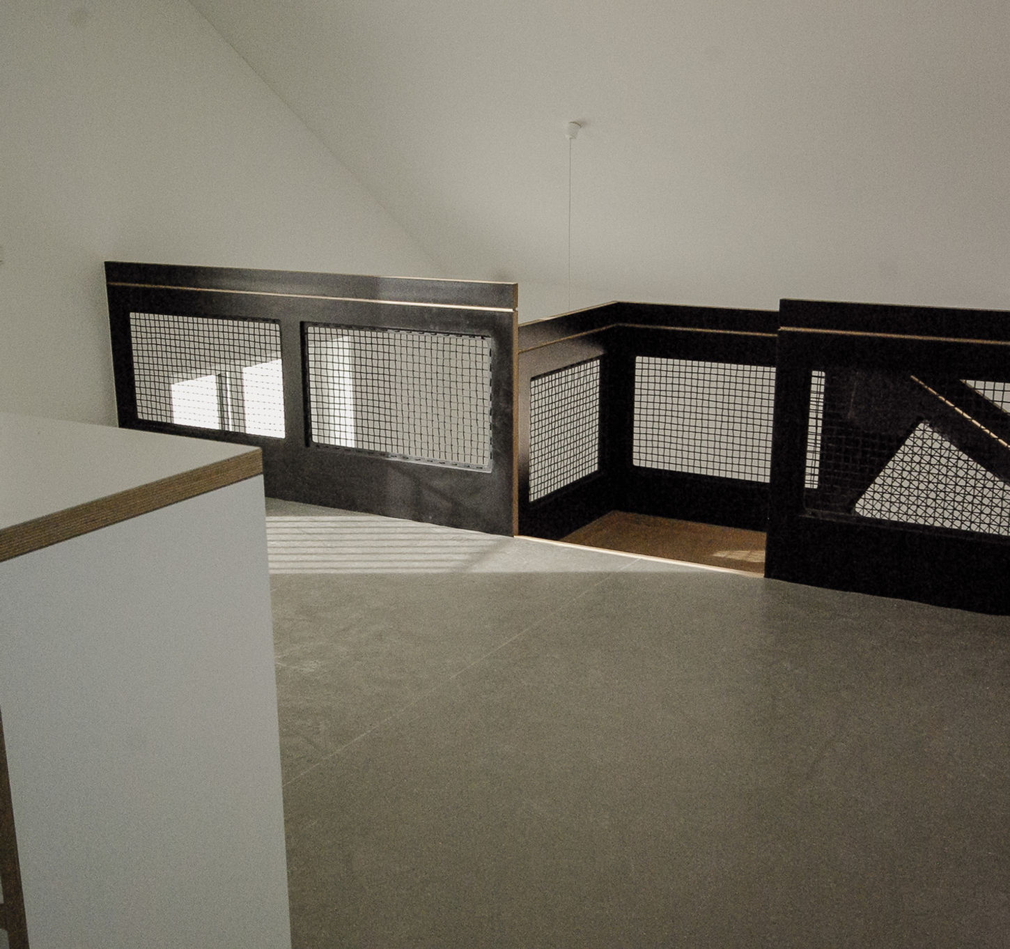 Modernes Geländer auf einer Galerie, moderne Bodenplatten, Innenausbau