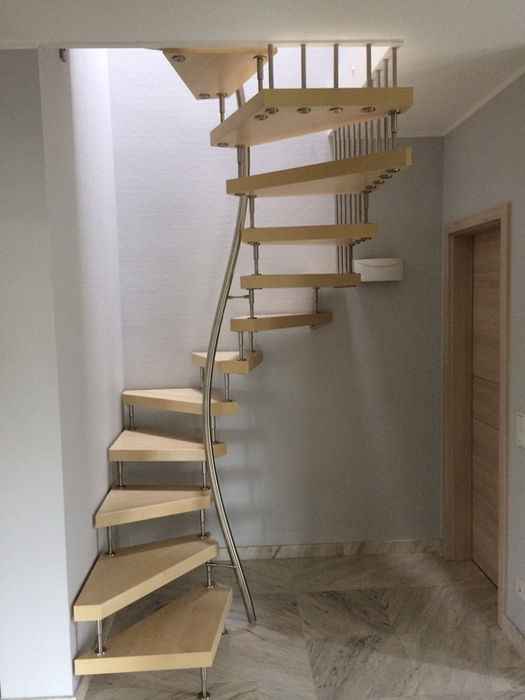 Moderne Holztreppe mit Edelstahlgeländer