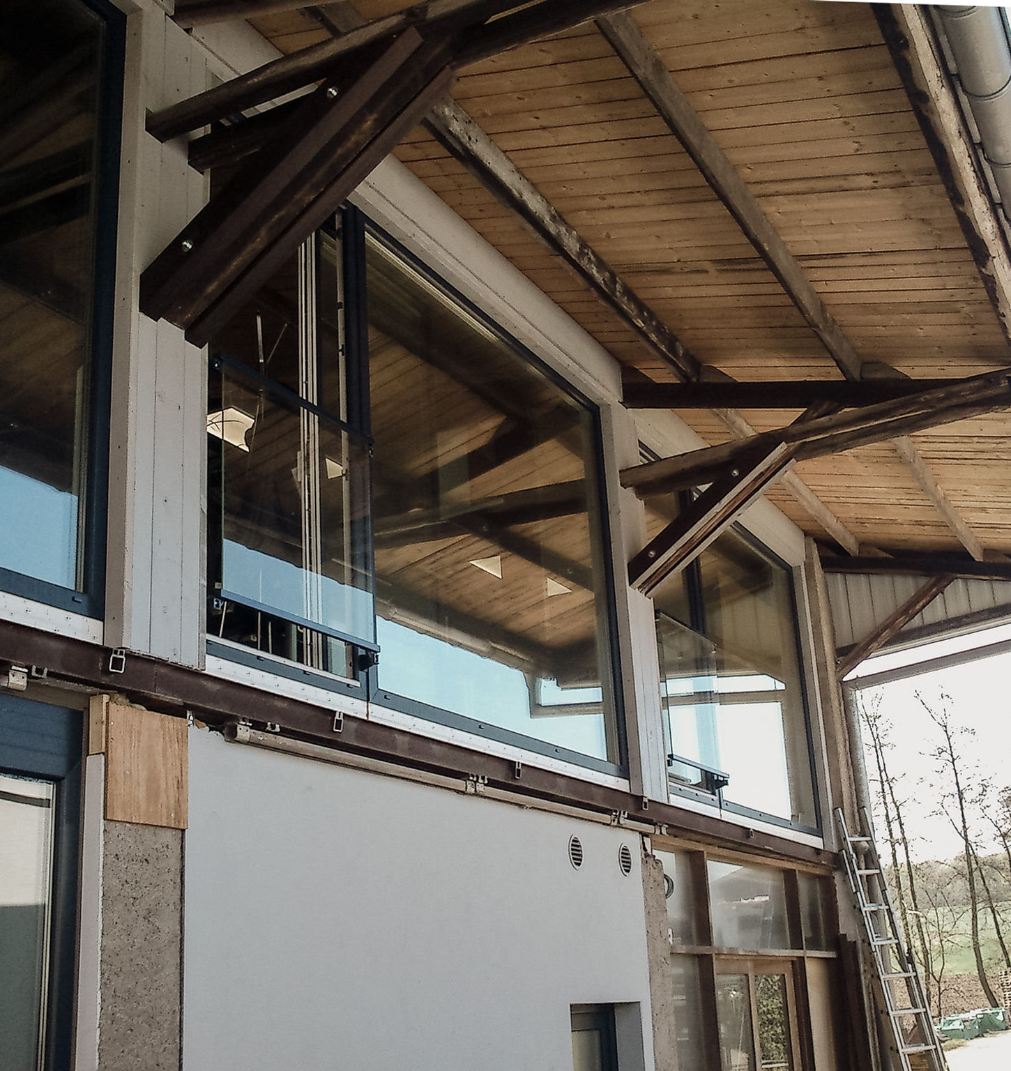 Fenster Renovierung mit Ganz-Glas Absturzsicherung &
Außenbeschattungen (Screens) in Beyren