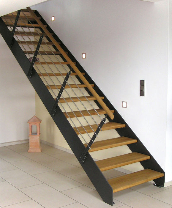 Moderne Holztreppe mit Stahlgeländer
