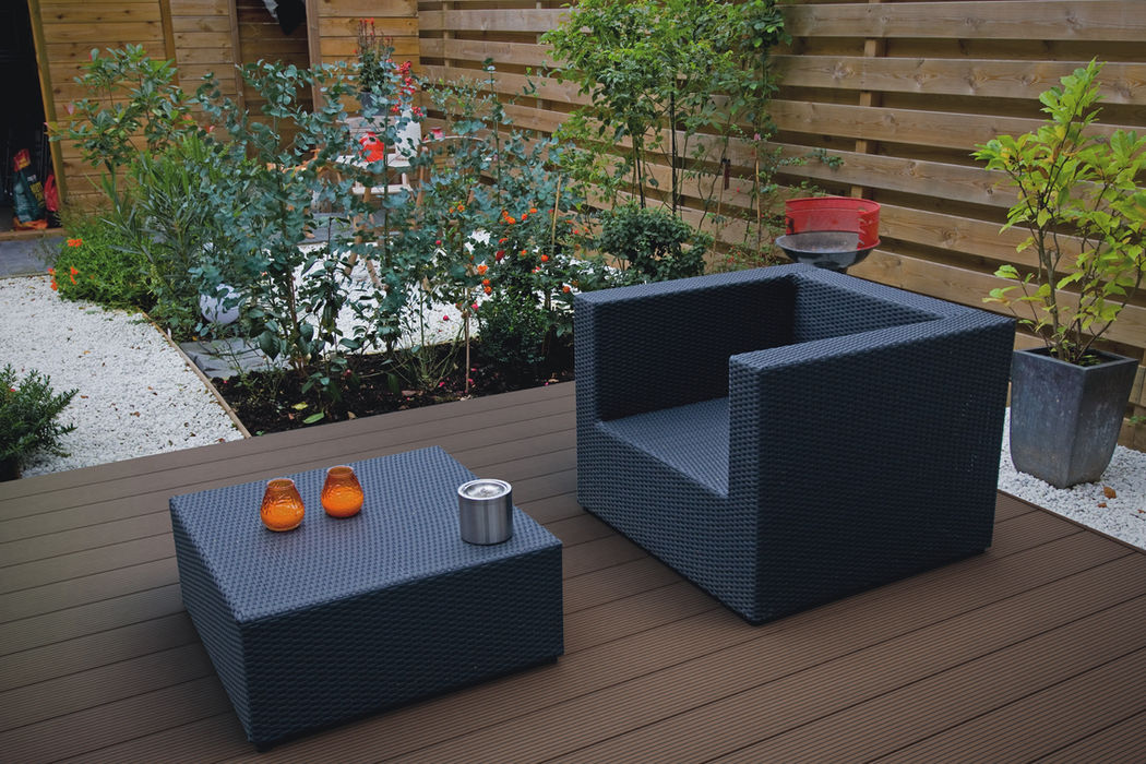 Moderne Gartenmöbel: Sessel und Hocker auf Terrasse