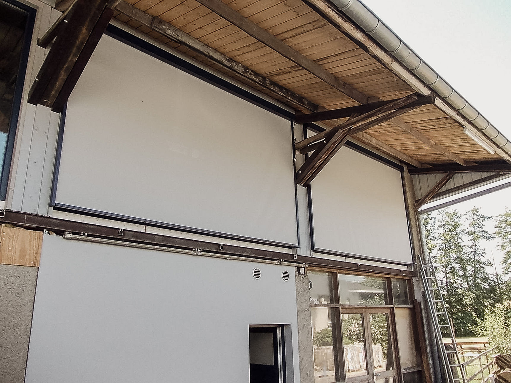 Fenster Renovierung mit Ganz-Glas Absturzsicherung &
Außenbeschattungen (Screens) in Beyren