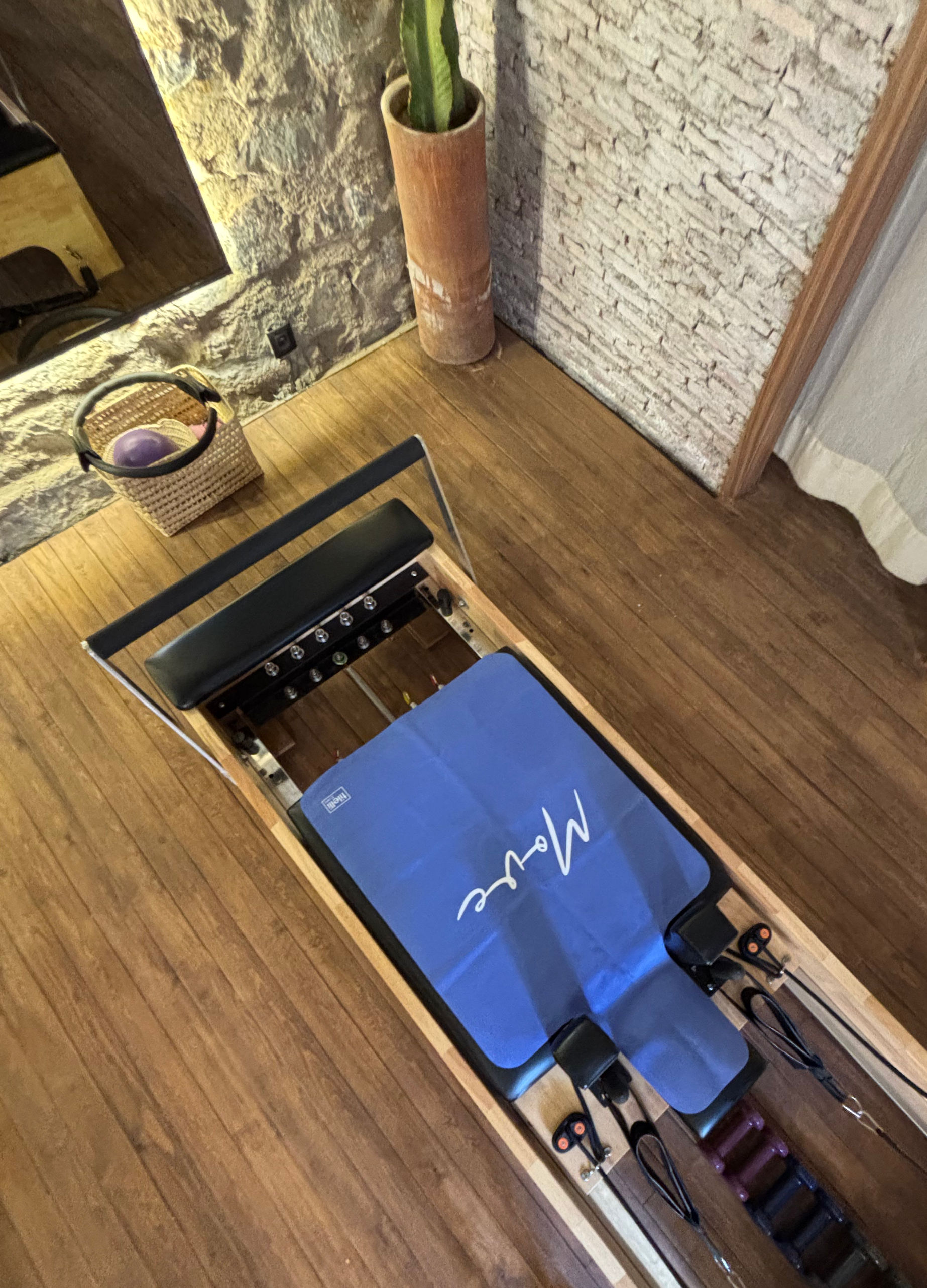 Tapis Reformer antidérapant bleu pour la pratique du Pilates, vue complète du produit posé sur le reformer