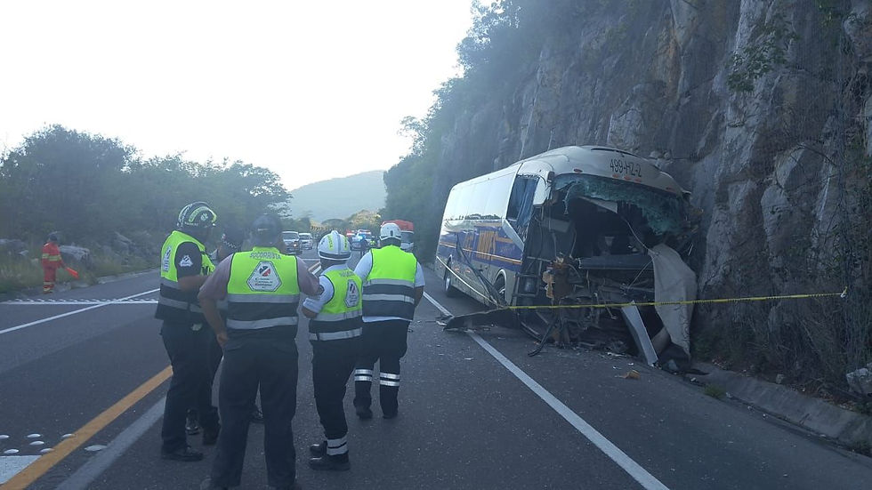 AL MENOS DOS PERSONAS FALLECIDAS EN CHOQUE DE AUTOBUS CONTRA CAMIONETA EN TAMASOPO