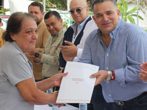 Entrega de escrituras al ej. El Abra, Troncones y San Felipe en Ciudad Valles