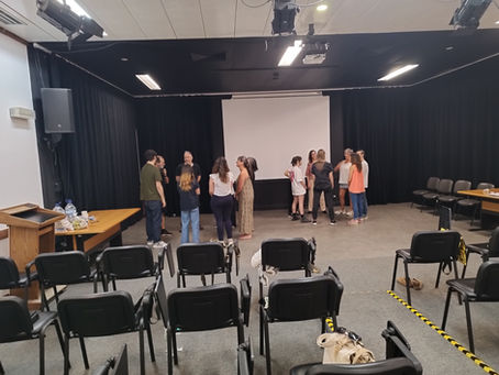 Jogos clássicos de improviso explicados: Origem, Mecânica e Pertinência no Contexto Empresarial