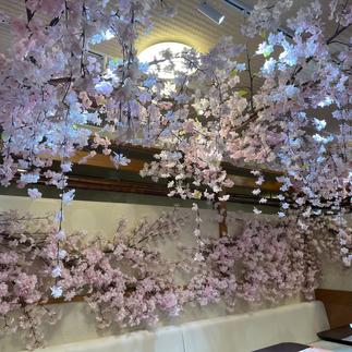 ソファ席の背景に桜