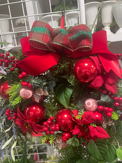 赤がメインカラーのクリスマスリース