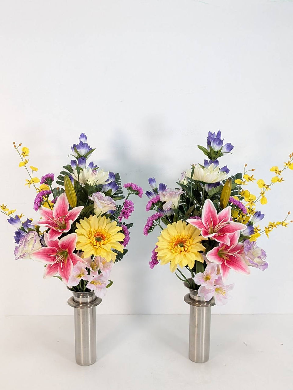 可憐なピンクのユリをメインにご用意した仏花（一対セット）