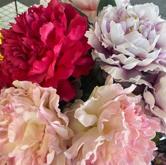 重なった花びらが美しいエリザベスピオニー