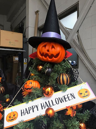 ハロウィンツリーのトップはハットを被ったジャックオーランタン