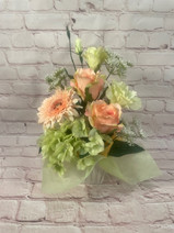 サーモンピンク系のフラワーアレンジメント