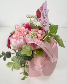 可愛めピンクハットボックスアレンジの後ろ側