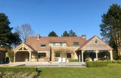 Maison entourée de structures en chêne