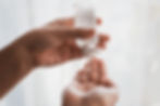 Como usar el hand sanitizer? 