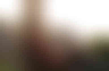 vrouw muziek aan het luisteren