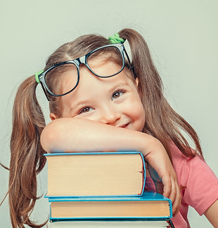 Kind mit Büchern