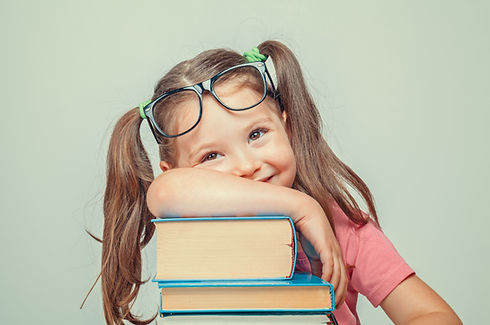 Lächelndes Mädchen mit Büchern