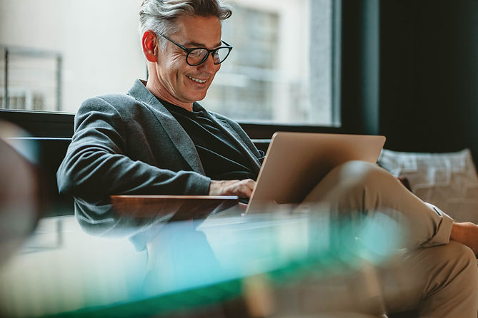 Práce na gauči s počítačem