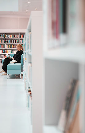 本を読んでいる