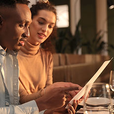 Pareja revisando el menú