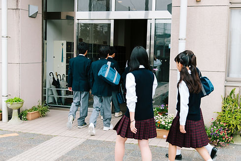 登校する学生たち
