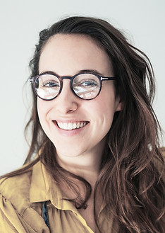 Femme souriante avec des lunettes