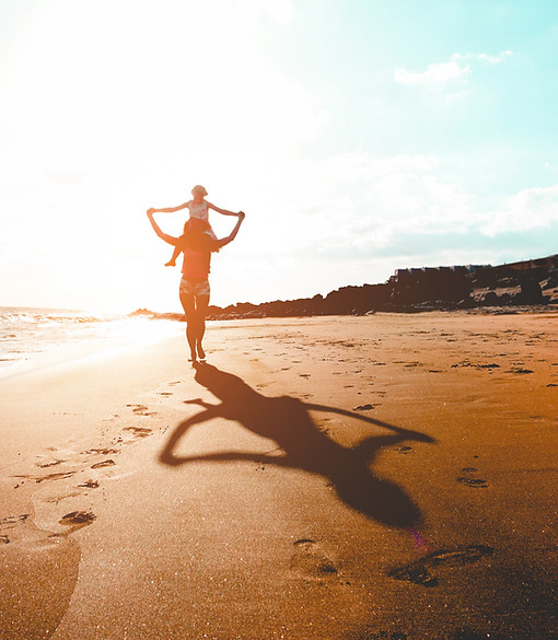 Mutter und Kind am Strand