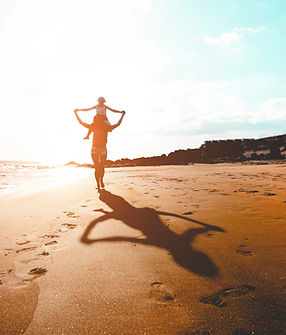 Mutter und Kind am Strand