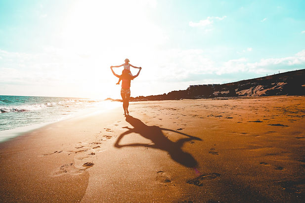 Moeder en kind op strand