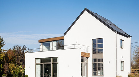 Hvide Hus med græsplæne