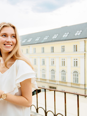 Frau auf Balkon