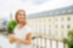 Frau auf Balkon