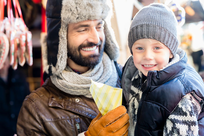 papa sohn auf dem weihnachtsmarkt