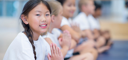 Kinder, die Yoga praktizieren